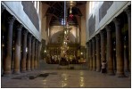 wnętrze Bazyliki Narodzenia Pańskiego w Betlejem
