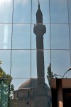 Prisztina - nowoczesne szklane budynki mieszają się ze starymi meczetami
