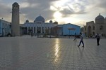 Po prawej stary, a po lewej nowy meczet w Khojand
