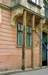 Czerniowce - podpory pod starszymi kamienicami
